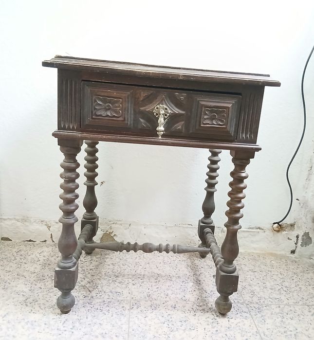 Mesa de Cabeceira Antiga para Restauro