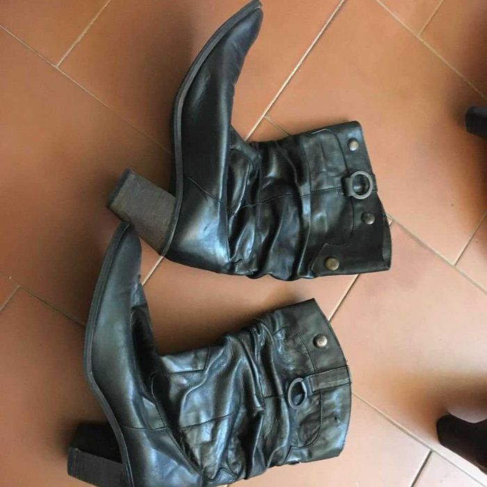 Botas em pele pretas, novas