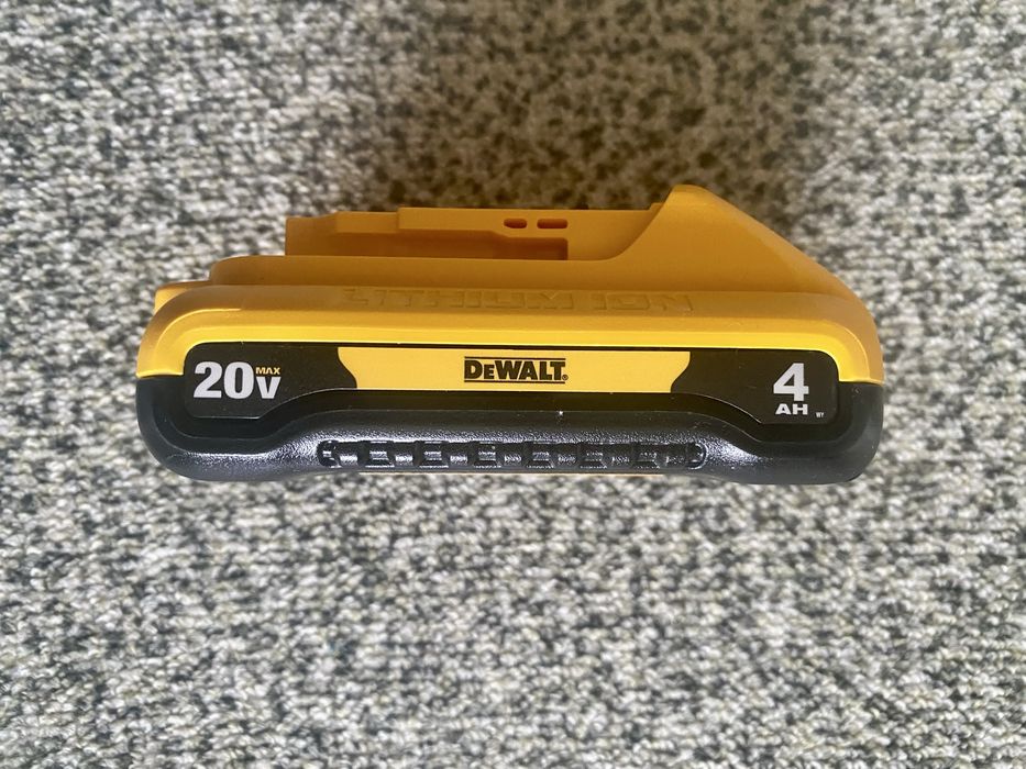 Акумуляторна батарея Dewalt dcb240