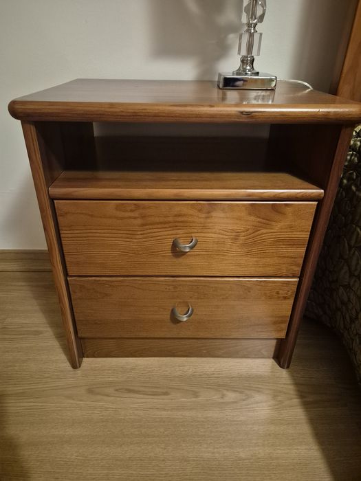 Cama e mesa de cabeceira