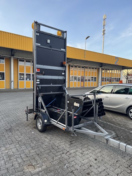 Przyczepa sygnalizacyjna ledowa .