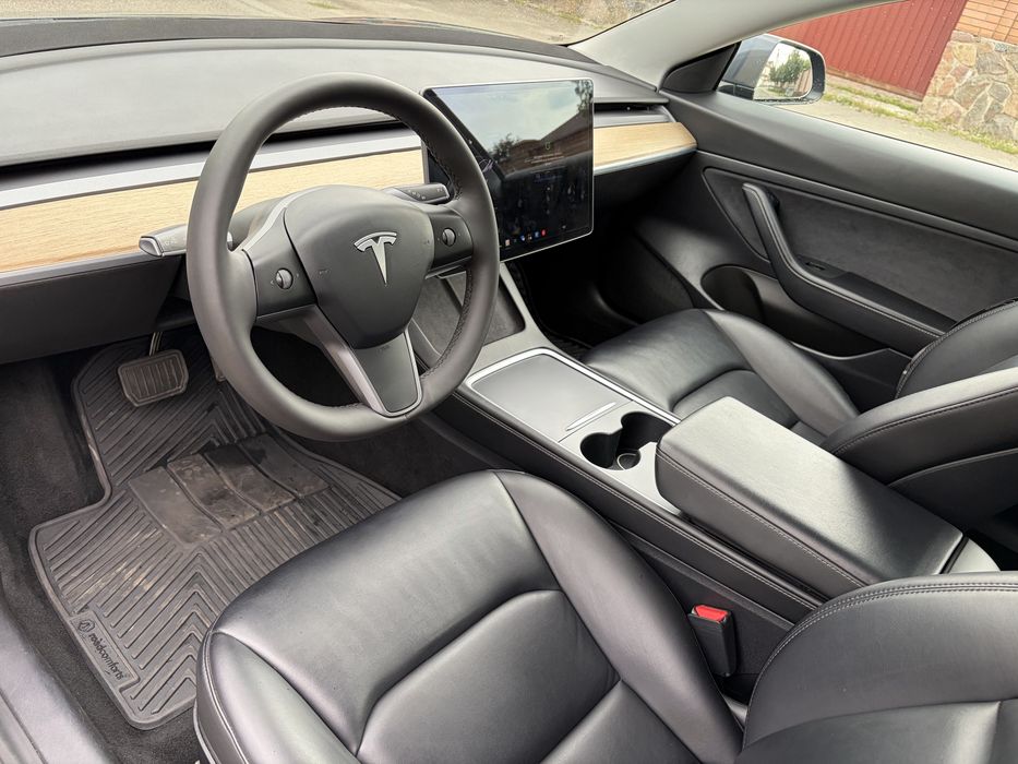 Tesla Model 3  2021 рік