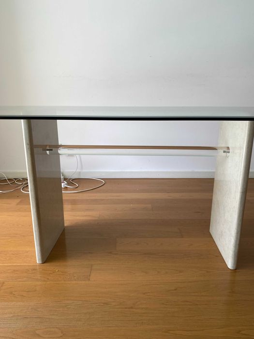 Conjunto de mesa com tampo de vidro e 8 cadeiras