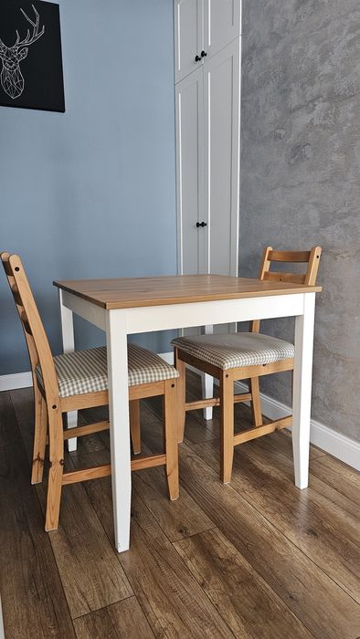 Drewniany stół z krzesłami IKEA