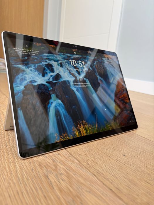 Surface Pro 9 wraz z klawiaturą oraz rysikiem platynowy laptop 2w1