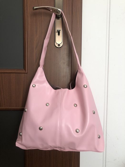 Pastelowy różowy torebka hobo A4 skórzana ćwieki do szkoły na ramię