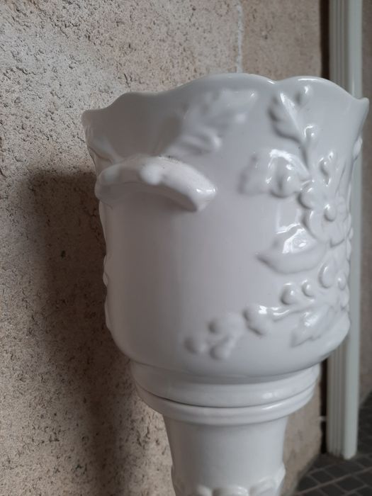 Coluna e vaso brancos