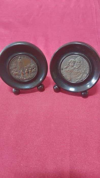 Porta Retratos Vintage com Medalhas Religiosas