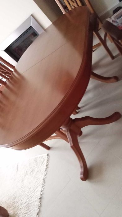 Mesa de madeira extensivel com cadeiras incluídas