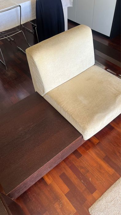 Sofá bege 2 modulos com arrumação
