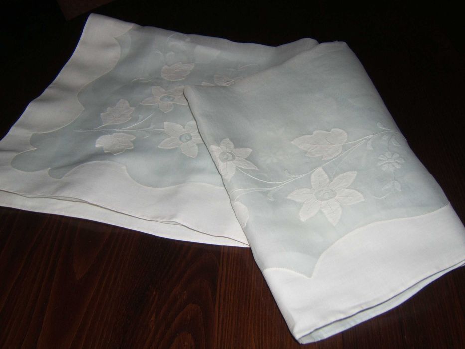 Toalha da Madeira em linho e organdi bordada