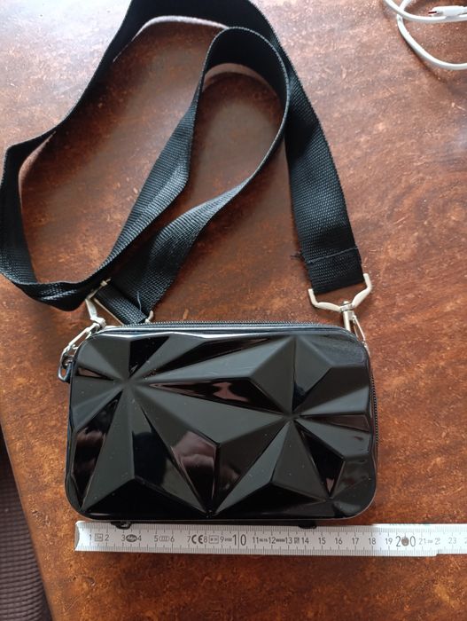 Mała torebka damska mieści telefon