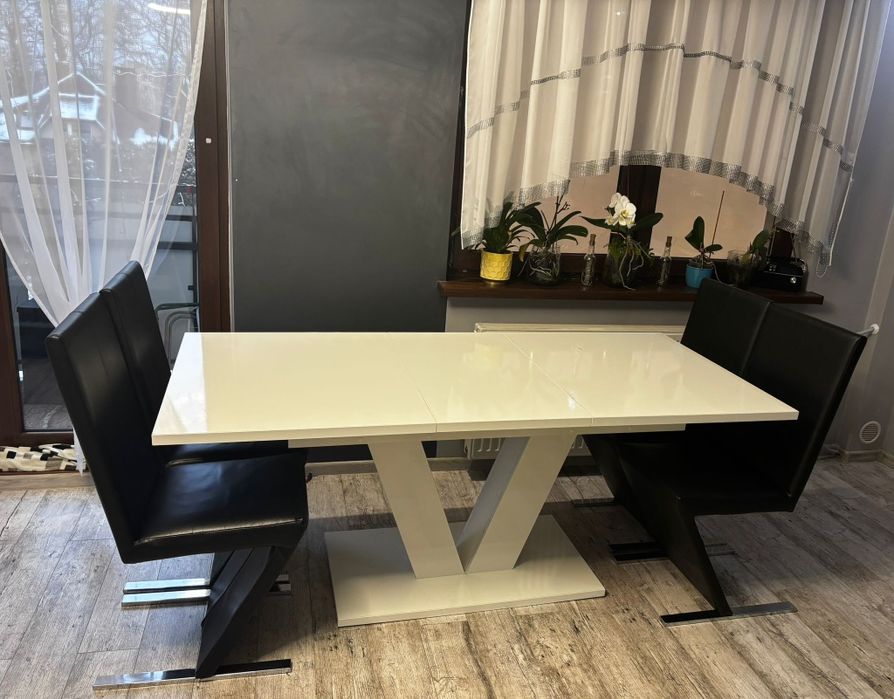 Sprzedam stół z krzesłami