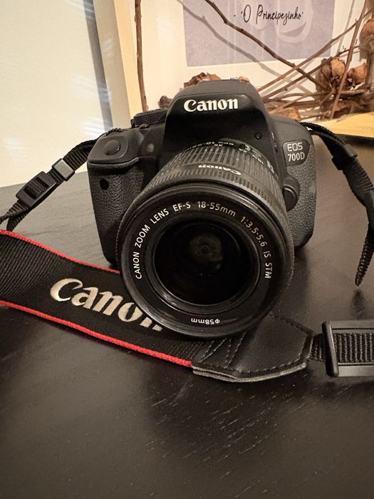 Canon EOS 700D + Lente 18-55mm STM + 4 Baterias + Cartão 64GB