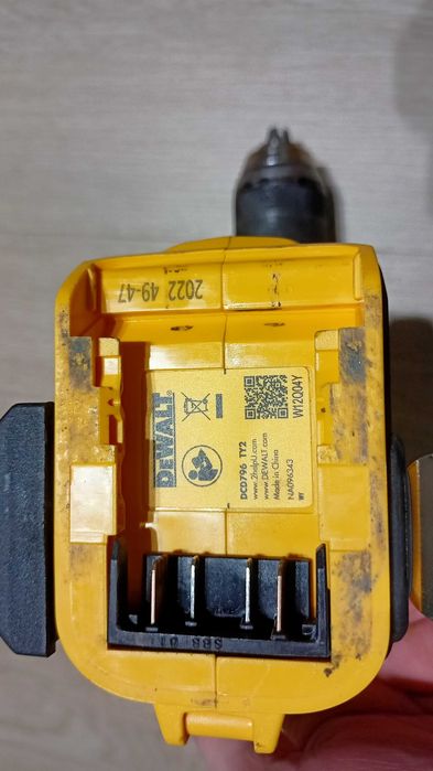 Wiertarko-wkrętarka udarowa DeWalt DCD796 z ładowarką i aku. 5Ah