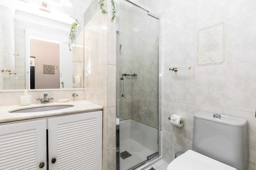 Quarto mobilado, em apartamento com 3 Casas de Banho, Cozinha, Lavandaria