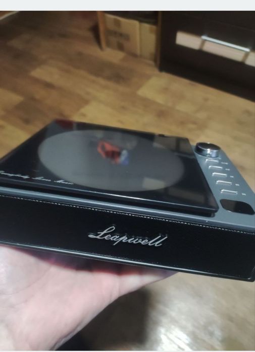 портативный CD-плеер Leapwell с динамиками на АКБ