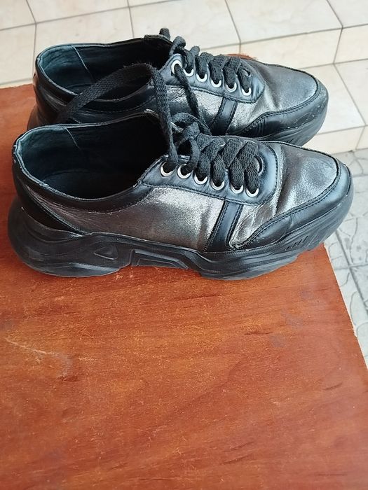 Женские кроссовки