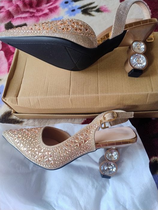 Buty piękne błyszczące 37