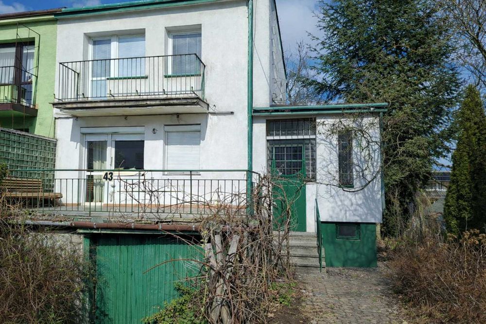 Połowa bliźniaka z lat 70. w Kielcach, w spokojnej okolicy, około 3 km od centrum