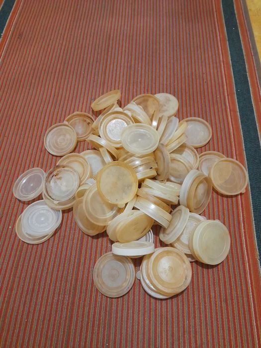 Б/в пластмасові кришки для банок в кількості 60 шт.