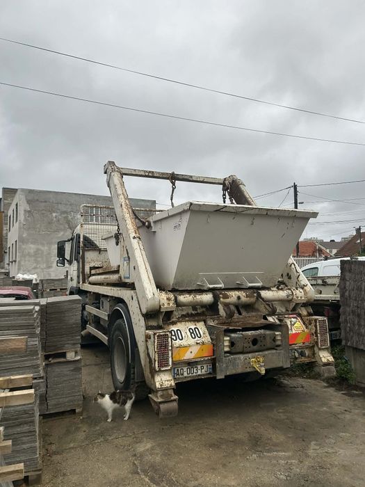 Camião volvo de caixa