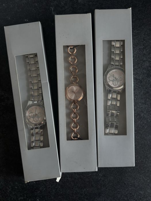 trzy damskie zegarki