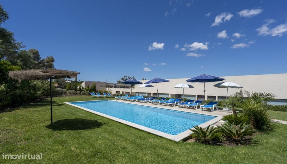 Guesthouse com piscina, à venda na Fuseta, Algarve