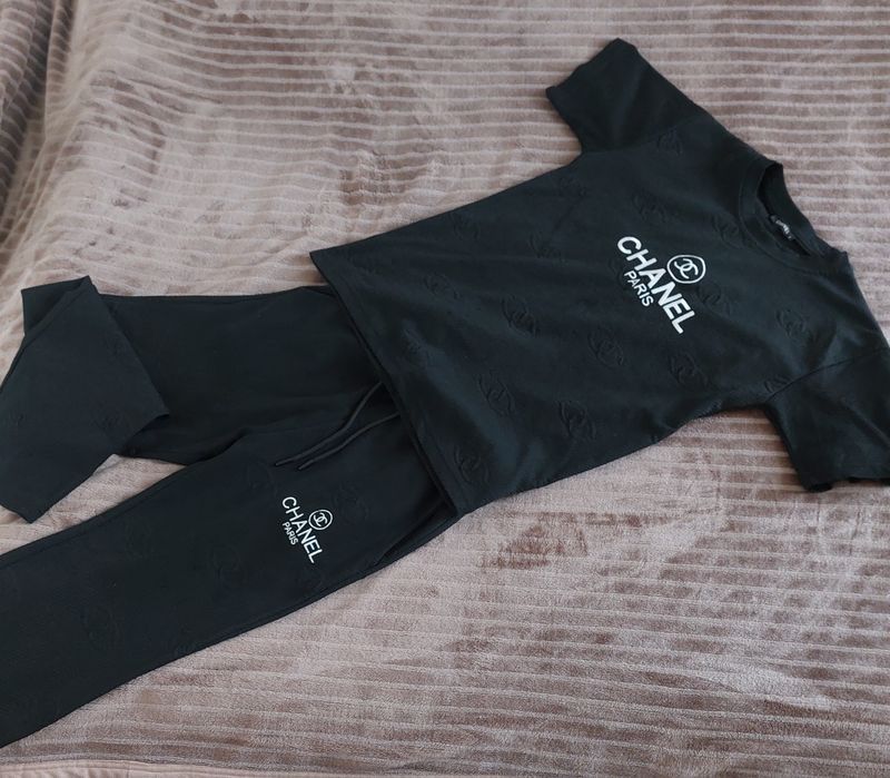 Жіночий костюм Chanel