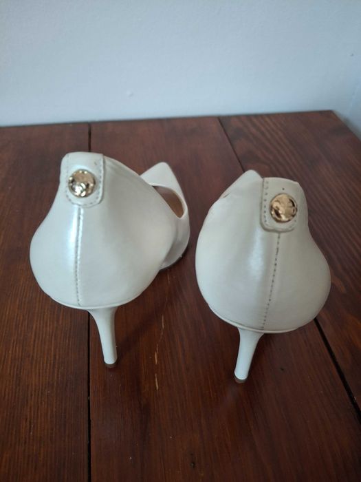 Szpilki perłowe Guess 37