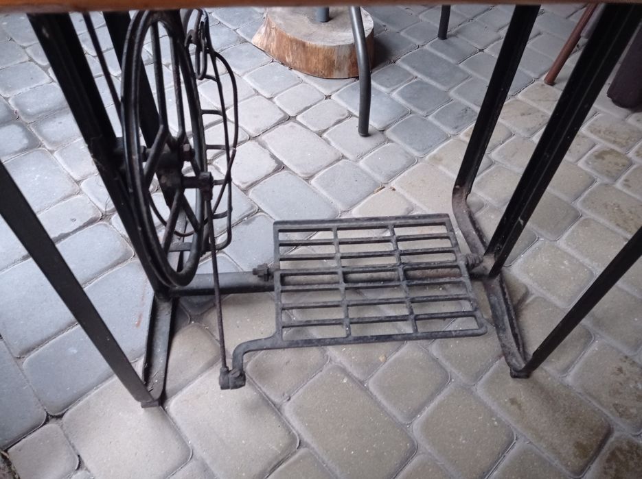 Drewniana stojąca maszyna do szycia
