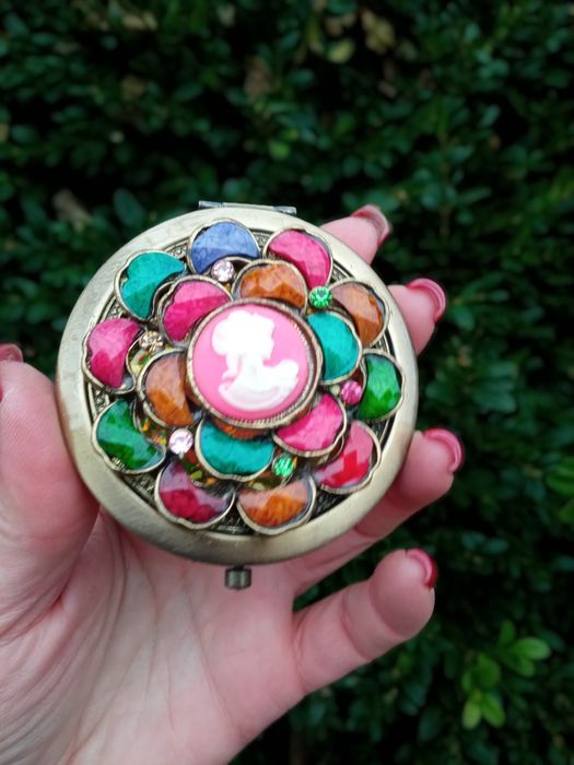 Зеркало увеличительное с камеей