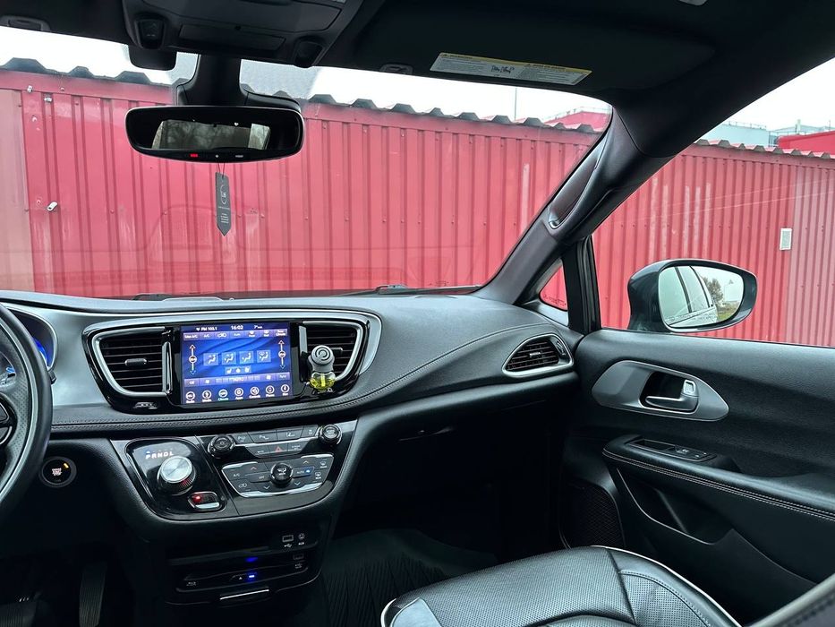 Chrysler Pacifica 2019 року, 3.6 гібрид, автомат, передній привід,233т