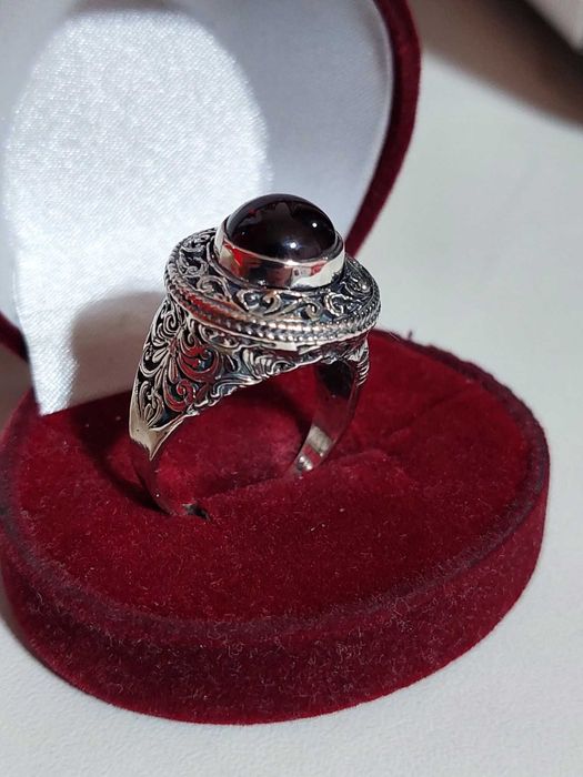 серебряный  мужской перстень с гранатом