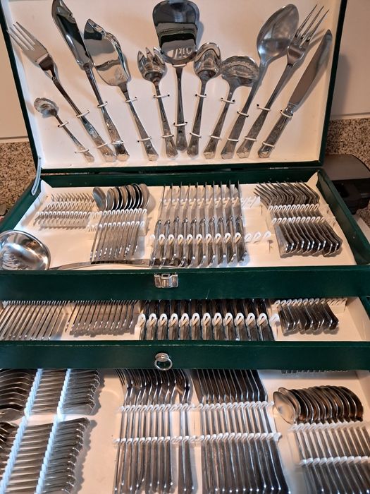 Faqueiro como novo, 180 peças em inox