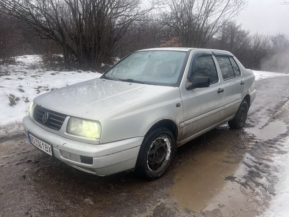Vokswagen-Vento 1.8 бензин рік 1996