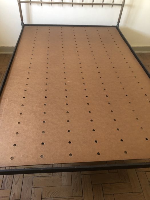 Cama casal e pin metal e brancos novos e dois móvel cabides muito bons