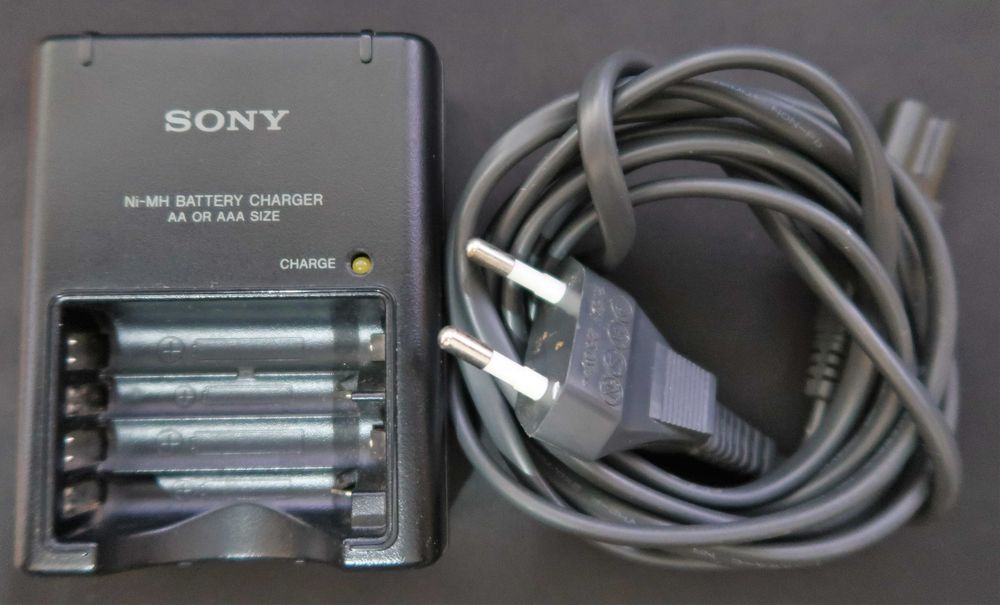 Carregador de pilhas AA e AAA Sony