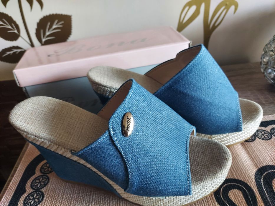 Klapki na koturnie jeansowe