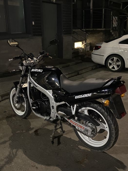 Suzuki gs500e.