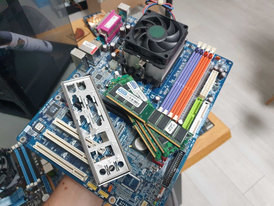 płyta Gigabyte GA-K8VT890-9 Socket 939 z Procesorem Athlon + 1Gb ram