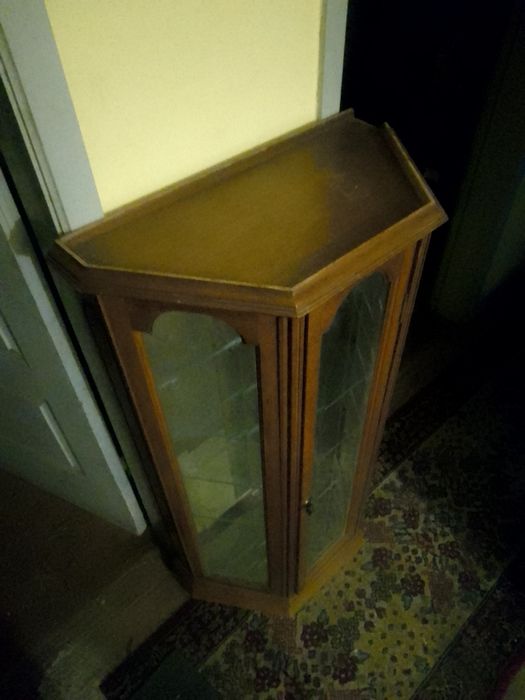 Vitrine com espelhos e prateleiras