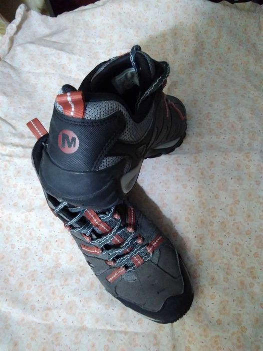 Чоловічі кросси б/в ,. розміри  43- 27 см