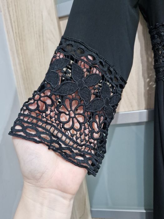 Czarna sukienka z gipiurą M