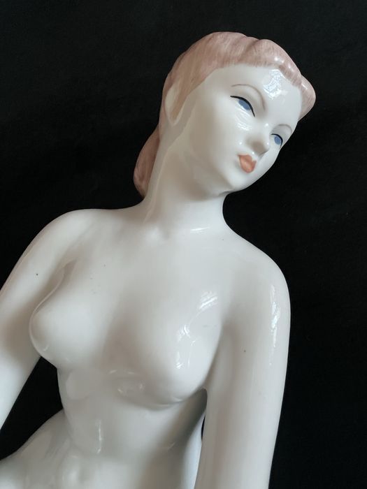 Figurka Aquincum akt naga kobieta vintage porcelana