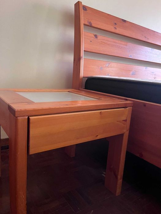 Cama de Casal em Madeira Maciça + 2 Mesas de Cabeceira + Colchão 160x200