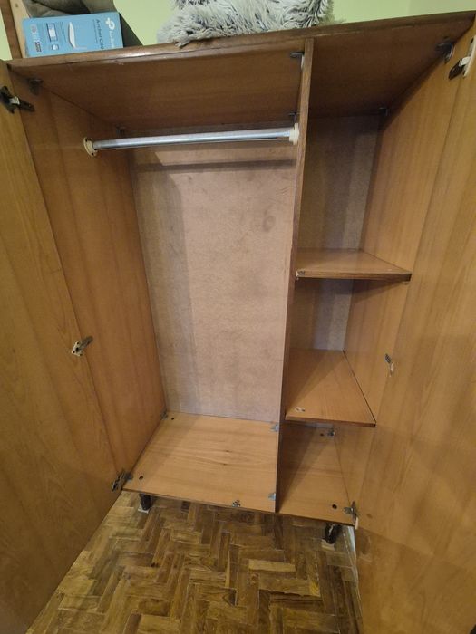 Безкоштовно віддам  2 шафи та  2 тумби+ сервант