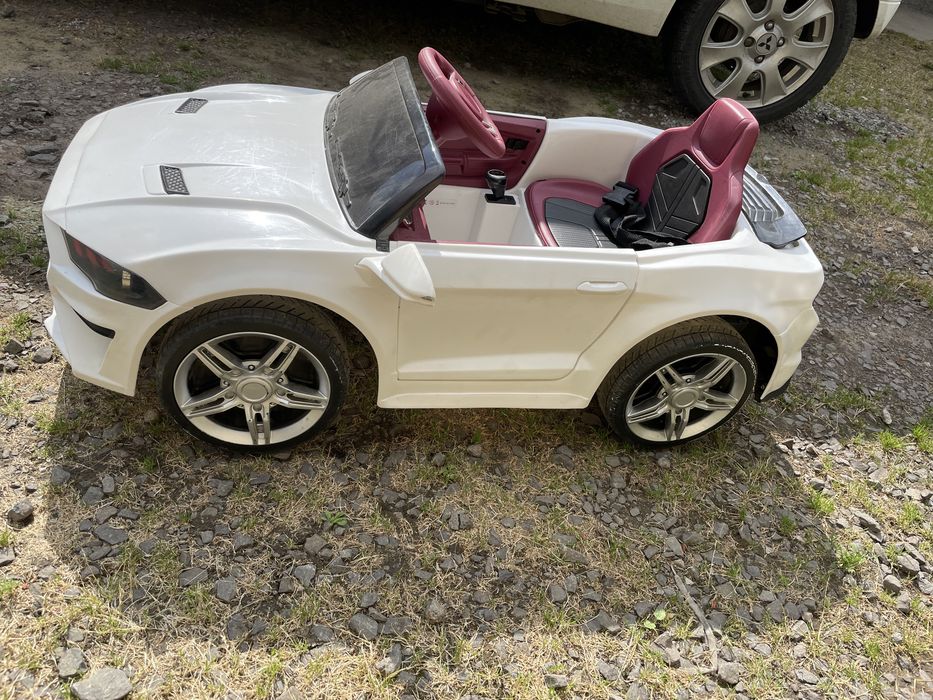 Продається дитячий автомобіль