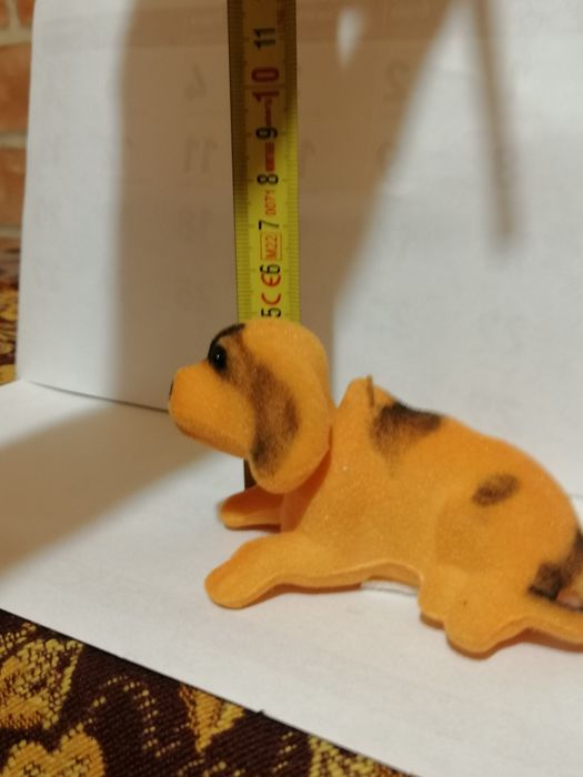 Brązowy pies z kiwającą głową.