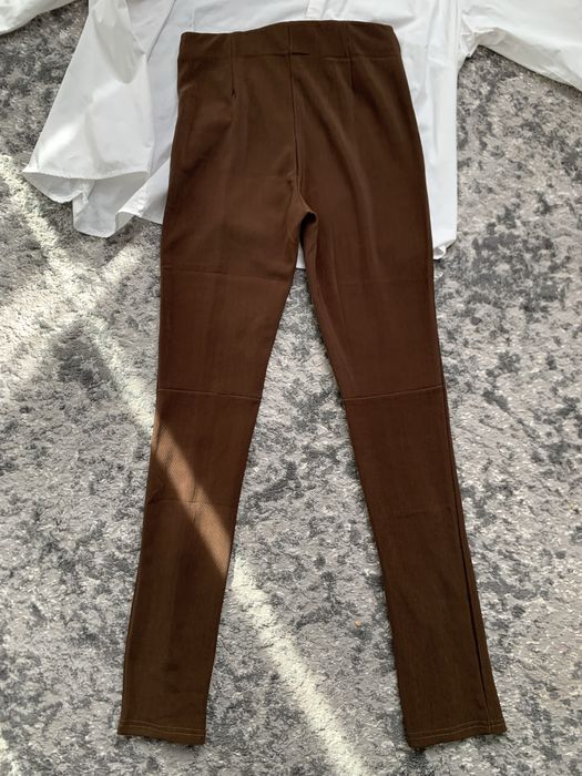 Трендові шоколадні лосини з розрізами